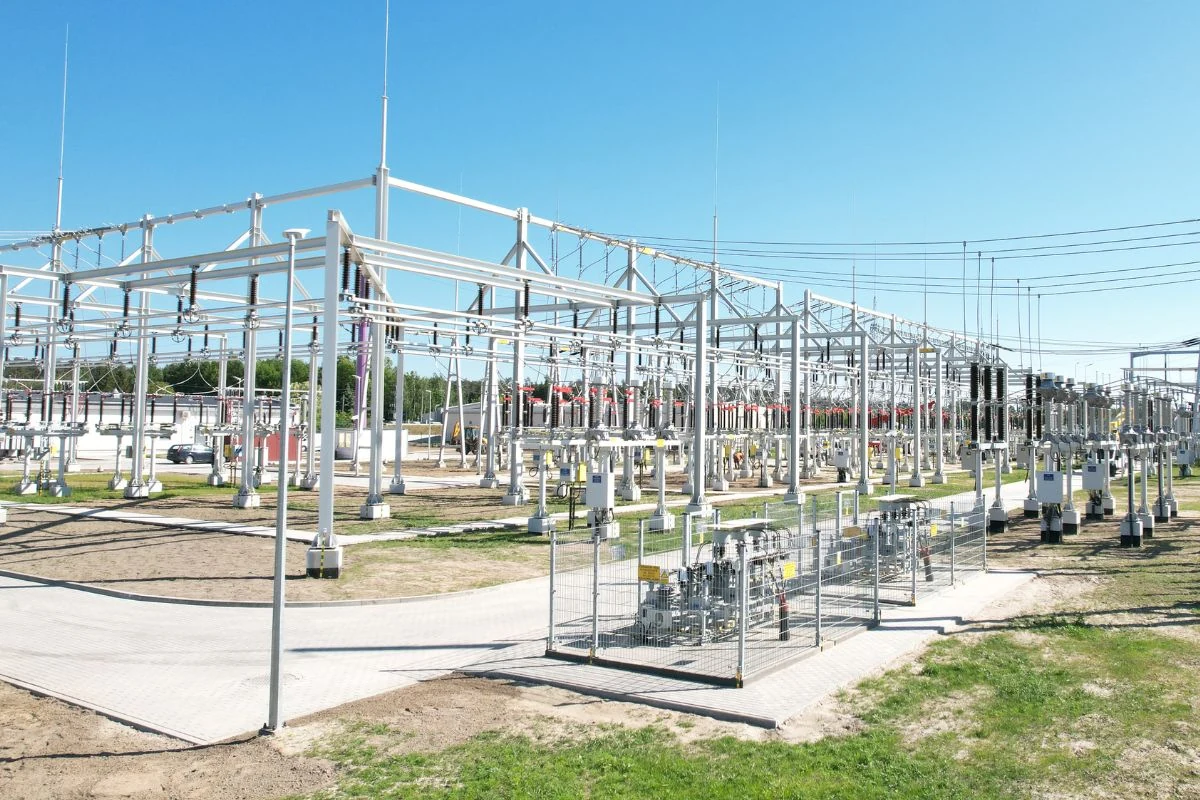 Stacja elektroenergetyczna GPZ Piątek 110/15 kV za ogrodzeniem, pochmurny dzień